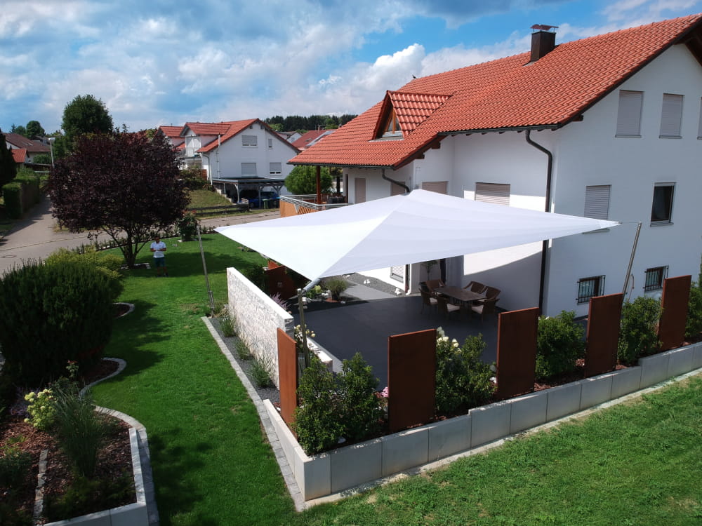 Wohnhaus mit Sonnensegel Terrasse Garten Reutlingen Tuebingen